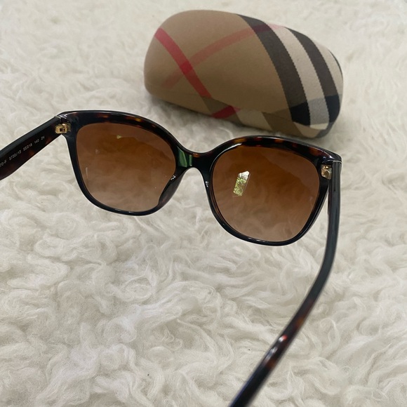 BURBERRY SUNGLASS 🤎🤎🤎 - Picture 6 of 9